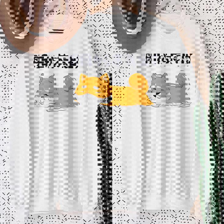 明日から本気出す柴犬 足 かわいい犬 秋田犬愛好家 ギフト スウェットシャツ 年配の女性への贈り物