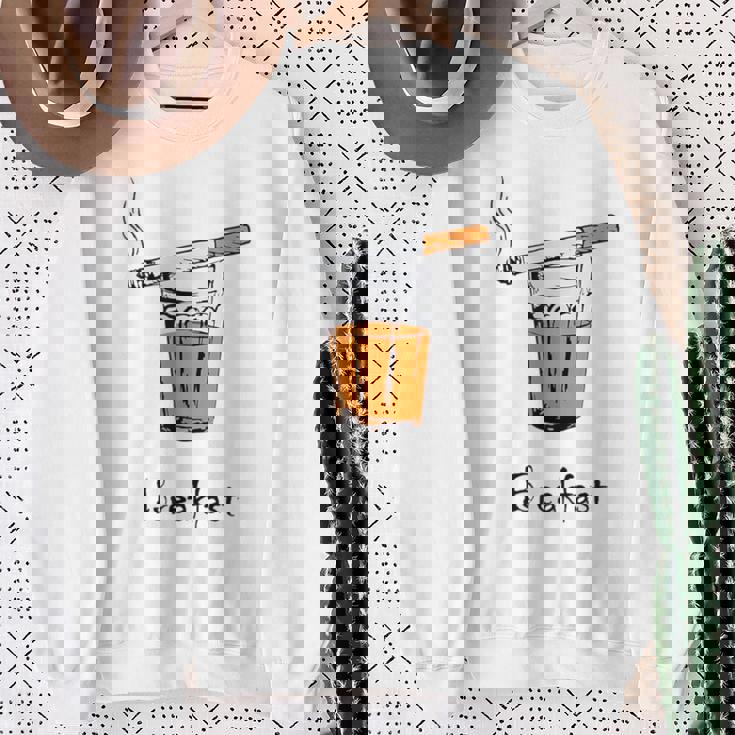 朝食タバコとウイスキー、面白いtシャツギフト。 スウェットシャツ 年配の女性への贈り物