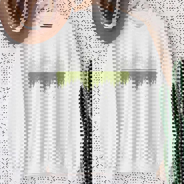 木 反射 クマ 野生動物 森 自然 動物 アウトドア スウェットシャツ 年配の女性への贈り物