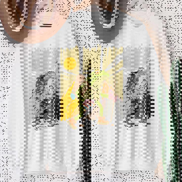 楽しいカエル ハイキングと登山愛好家 スウェットシャツ 年配の女性への贈り物