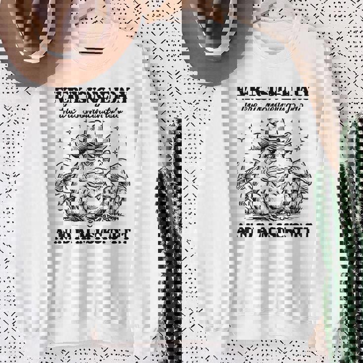 毎日、何かをすべきことがある、ウエスタンカウボーイのカエルのミーム スウェットシャツ 年配の女性への贈り物