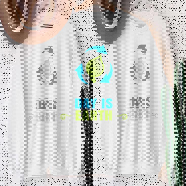 毎日のハッピーアースデイtシャツはアースデイのリサイクルです スウェットシャツ 年配の女性への贈り物
