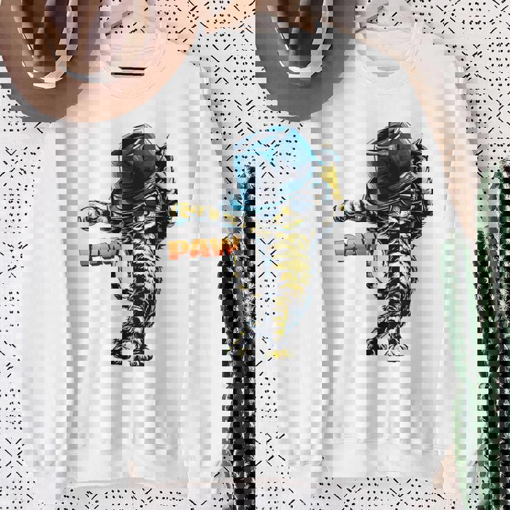 決めポーズの猫イラスト Pawの文字が光るダンス風デザイン スウェットシャツ 年配の女性への贈り物