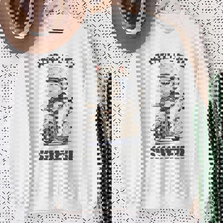 猫 ネコ 白猫 イラスト 原付 スクーター バイク 猫好き バイク好き かわいい おもしろ レトロ Neko Life 長袖tシャツ スウェットシャツ 年配の女性への贈り物