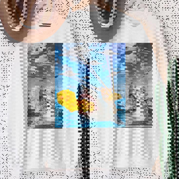 猫に乗って火を吐くサメレインボーレーザータコス 長袖tシャツ スウェットシャツ 年配の女性への贈り物