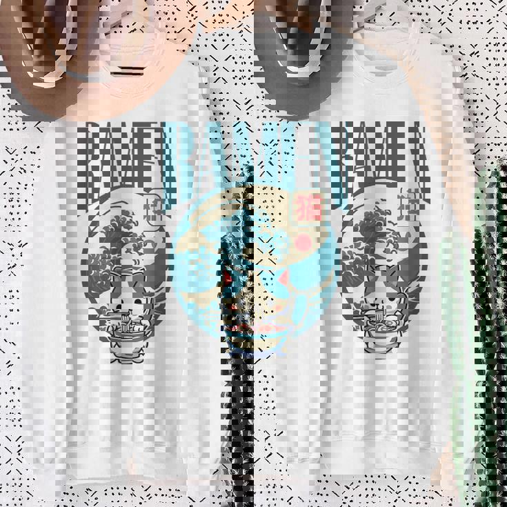 猫食べるラーメン キッズ&大人、日本の神奈川波ラーメン スウェットシャツ 年配の女性への贈り物