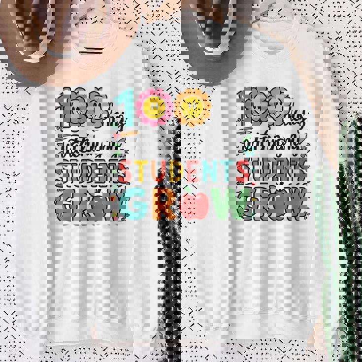 生徒たちが幸せに育つ100日間の学校を見る スウェットシャツ 年配の女性への贈り物