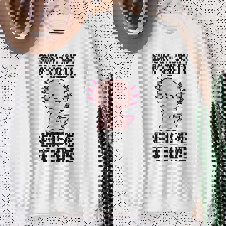 申し訳ありませんが、私のウーパールーパーは私を家に必要としています スウェットシャツ 年配の女性への贈り物