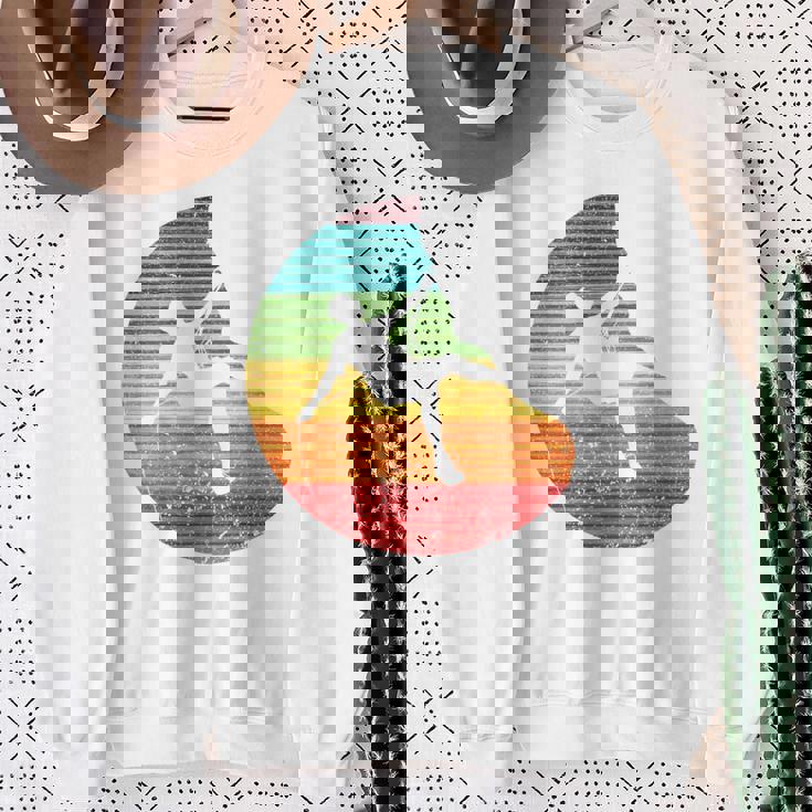 バックプリント 登山、ボルダリング、フリークライミングシルエット スウェットシャツ 年配の女性への贈り物