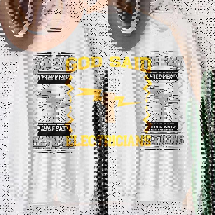 神は「光あれ」と言われてから、電気技師を創られた スウェットシャツ 年配の女性への贈り物