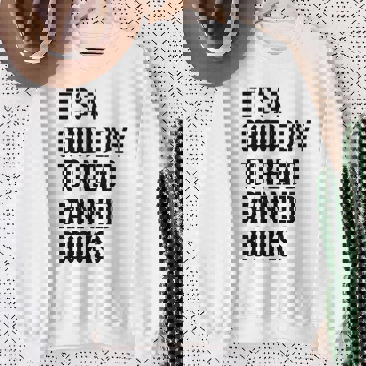 禁止された本を読むのに良い日だ面白いヴィンテージ スウェットシャツ 年配の女性への贈り物