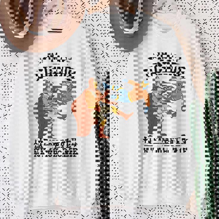 私はレスラーのようなルチャドールだけだ もっとクレイジーなルチャ・リブレ スウェットシャツ 年配の女性への贈り物