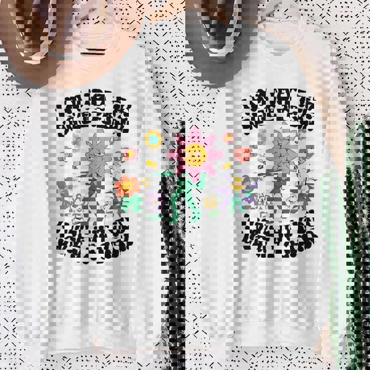 私は大柄な人間じゃないよ椅子で殴るぞおかしい 長袖tシャツ スウェットシャツ 年配の女性への贈り物