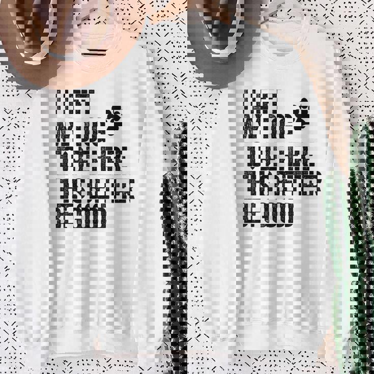 私は犬をここに置き去りにしました。これは良い方がいいおもしろい犬のジョーク スウェットシャツ 年配の女性への贈り物