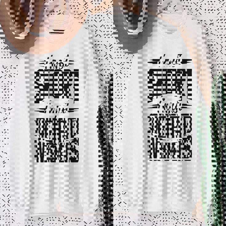 私は背が低いのではなくただ凝縮しているだけです素晴らしさ スウェットシャツ 年配の女性への贈り物