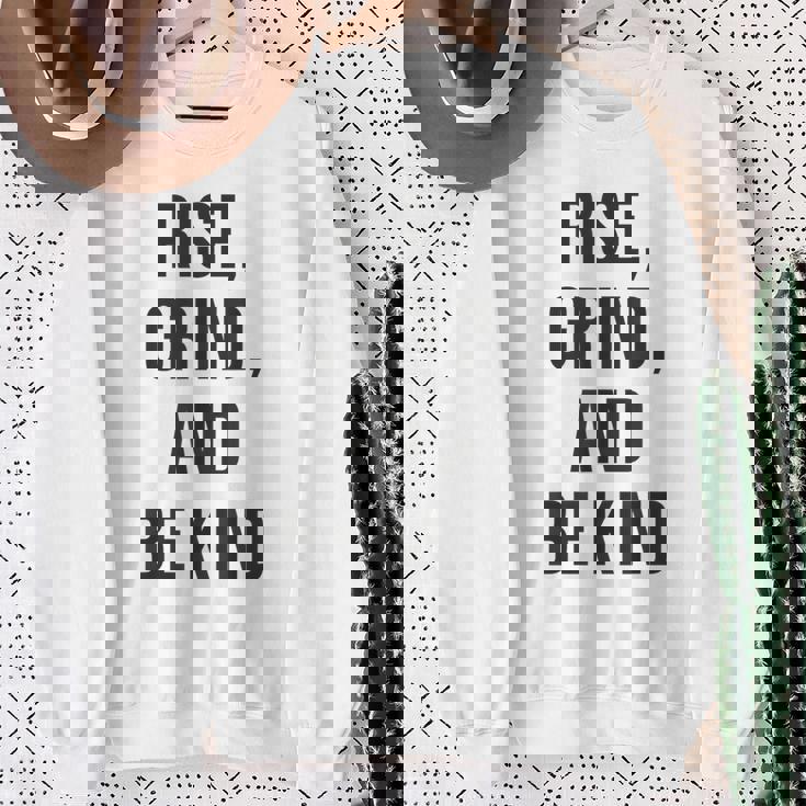 立ち上がって、頑張って、優しくして、ジム、ハッスル、成功、モチベーション スウェットシャツ 年配の女性への贈り物