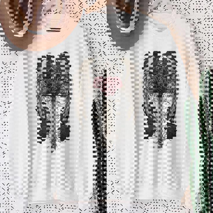 翼とバラのゴシック・クロス 長袖tシャツ スウェットシャツ 年配の女性への贈り物