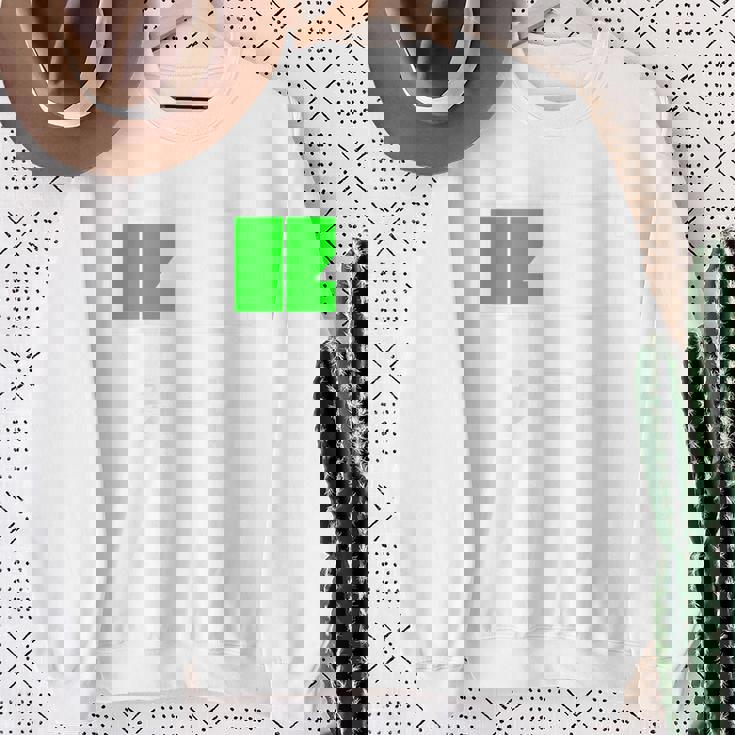 背中【充電中】電池 バッテリー おもしろ 面白い ギャグ ネタ ウケ狙い 笑える ユーモア おバカな 個性的な スウェットシャツ 年配の女性への贈り物