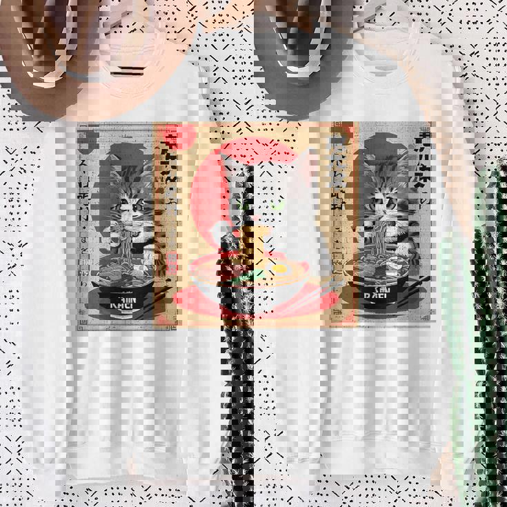 背中にラーメンを食べる緑色の目を持つ日本猫のデザイン。 スウェットシャツ 年配の女性への贈り物