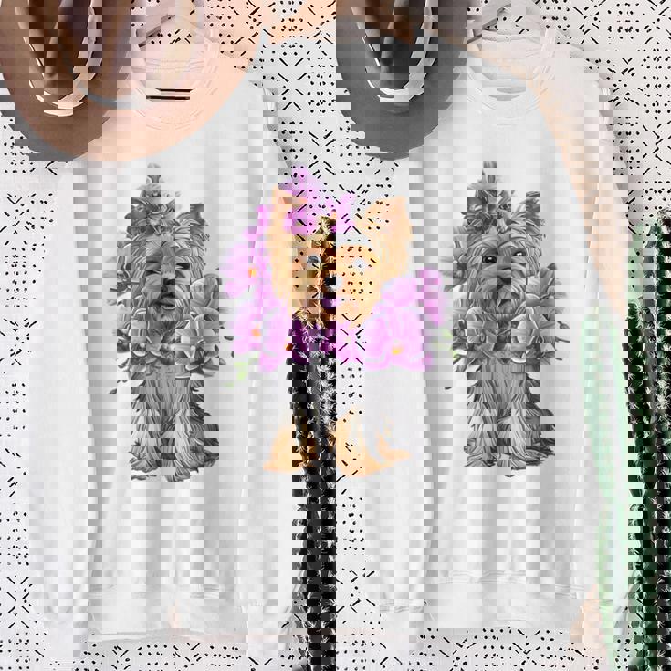 花を持つヨークシャー テリア 長袖tシャツ スウェットシャツ 年配の女性への贈り物
