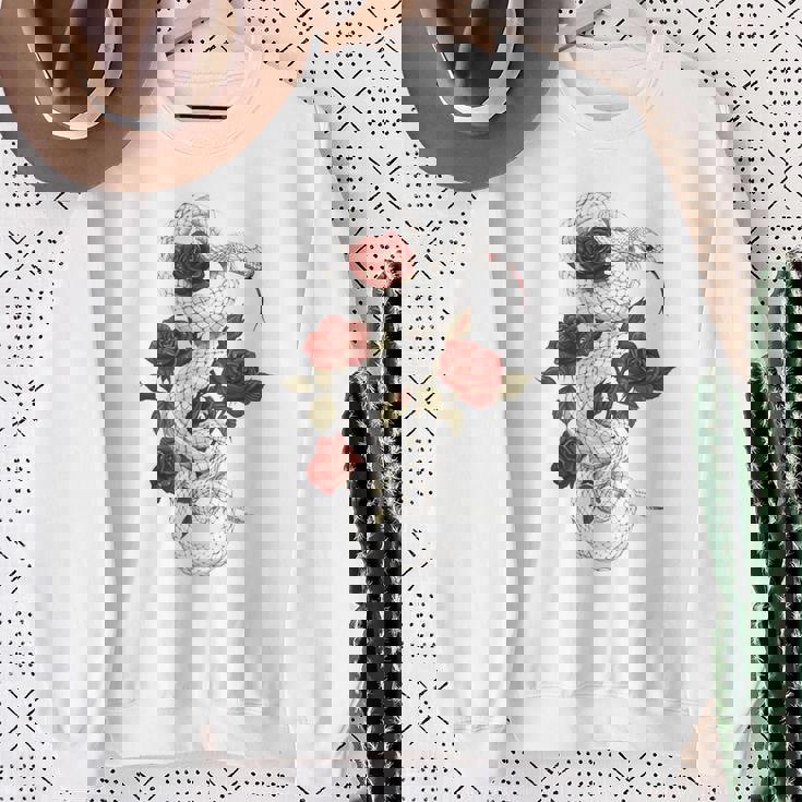 蛇爬虫類 蛇 バラ 花 爬虫類 ギフト スウェットシャツ 年配の女性への贈り物