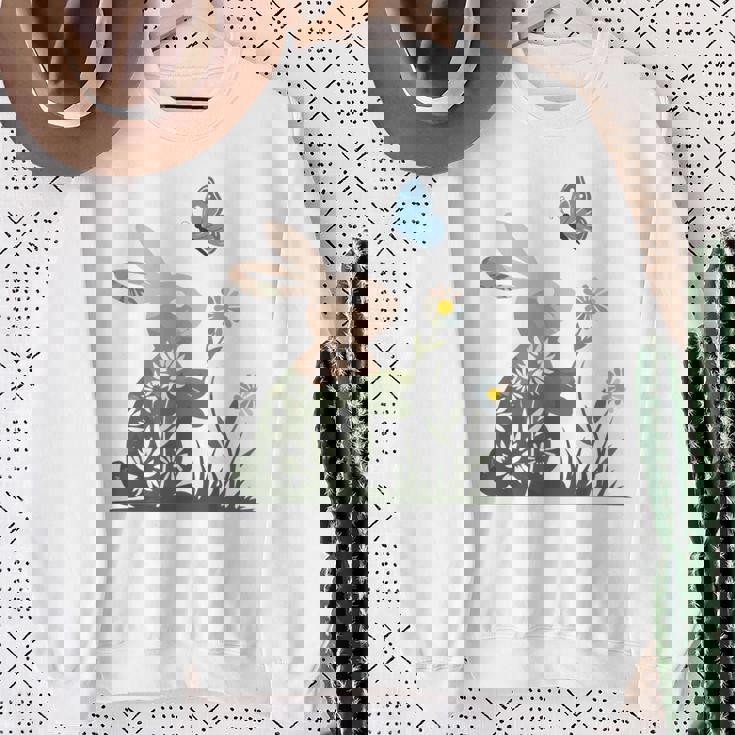 蝶のイースターとデイジーを保持している甘いウサギのウサギ 長袖tシャツ スウェットシャツ 年配の女性への贈り物