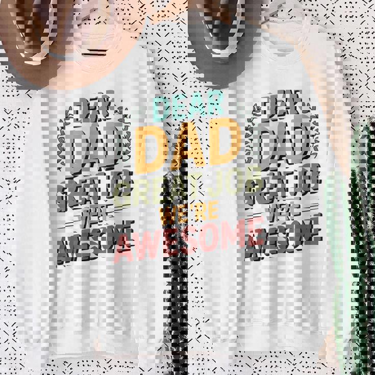 親愛なるお父さん素晴らしい仕事私たちは素晴らしい父の日ありがとう スウェットシャツ 年配の女性への贈り物