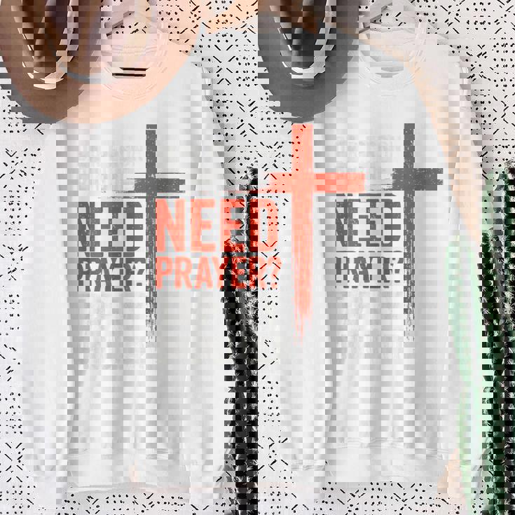 親愛なる私の後ろにいる人は祈りが必要だ、私の肩をたたいて信仰を スウェットシャツ 年配の女性への贈り物