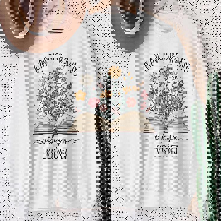 読書は目で見る夢を見る本好き読者 長袖tシャツ スウェットシャツ 年配の女性への贈り物