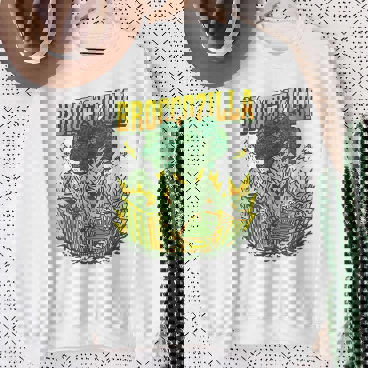 都市を攻撃する巨大なブロッコリーモンスター面白いブロッコリー スウェットシャツ 年配の女性への贈り物