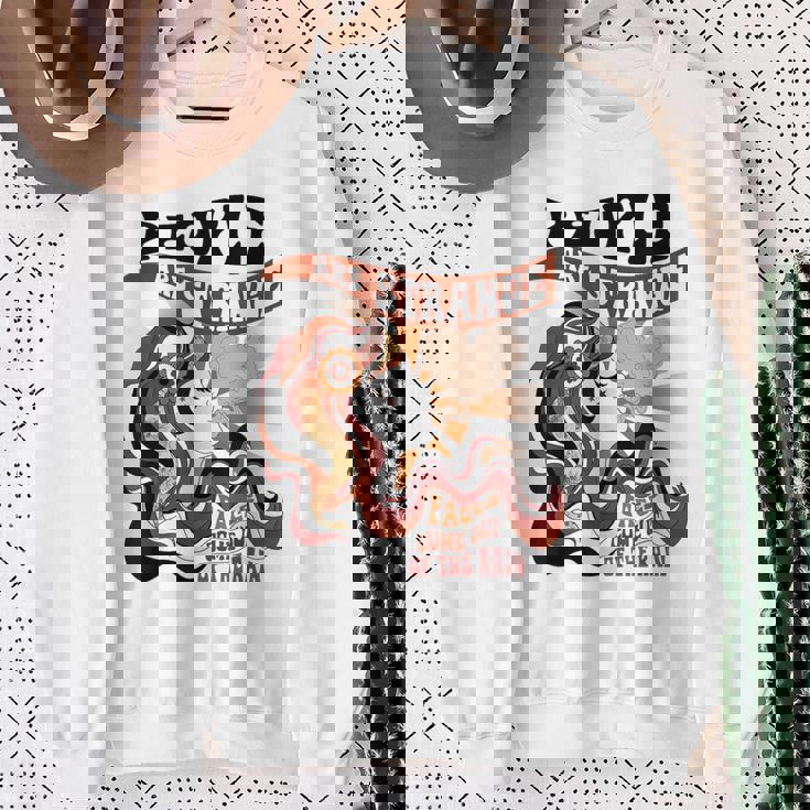 雨から顔が出てきて変な人が多いアパレル スウェットシャツ 年配の女性への贈り物