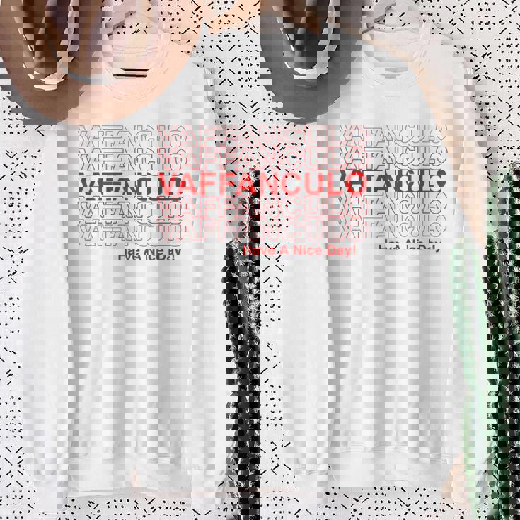 面白いvaffanculoデザイン イタリア語で素敵な一日を。 スウェットシャツ 年配の女性への贈り物