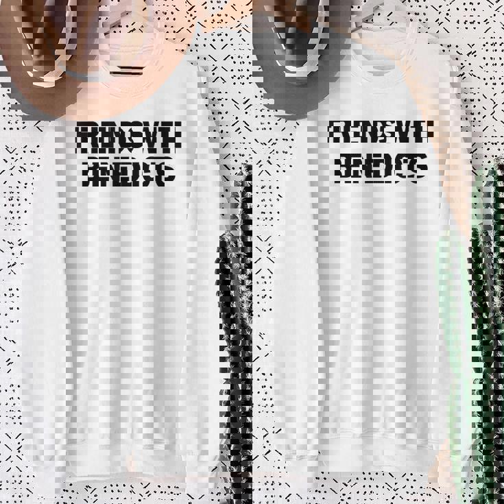 面白いエッグベネディクトの名言「ベネディクトの友達かっこいい」 スウェットシャツ 年配の女性への贈り物