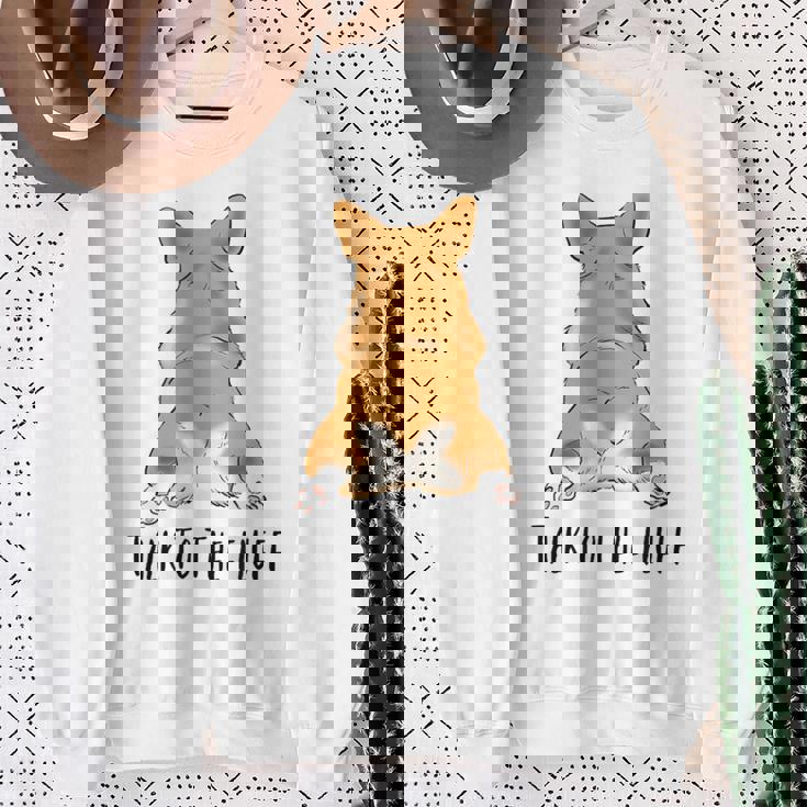 面白いコーギー、コーギーバット、コーギースプルーティング、コーギーママへのギフト。 スウェットシャツ 年配の女性への贈り物