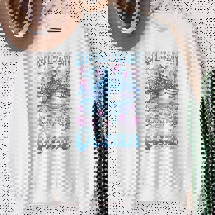 面白いジンベイザメ 動物 優しい海の巨人 スウェットシャツ 年配の女性への贈り物