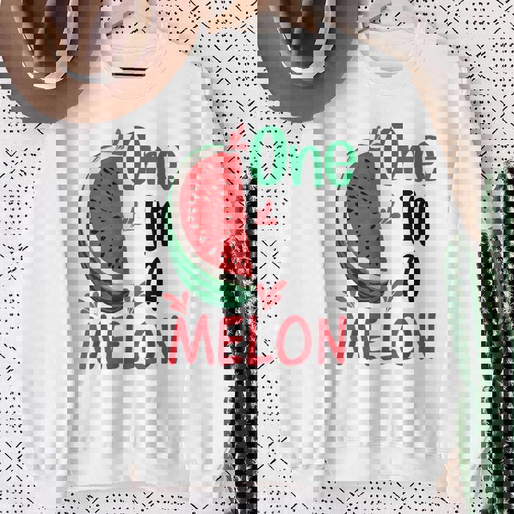 面白いスイカ ハワイのビーチでの休暇 メロンの中のかわいいもの スウェットシャツ 年配の女性への贈り物