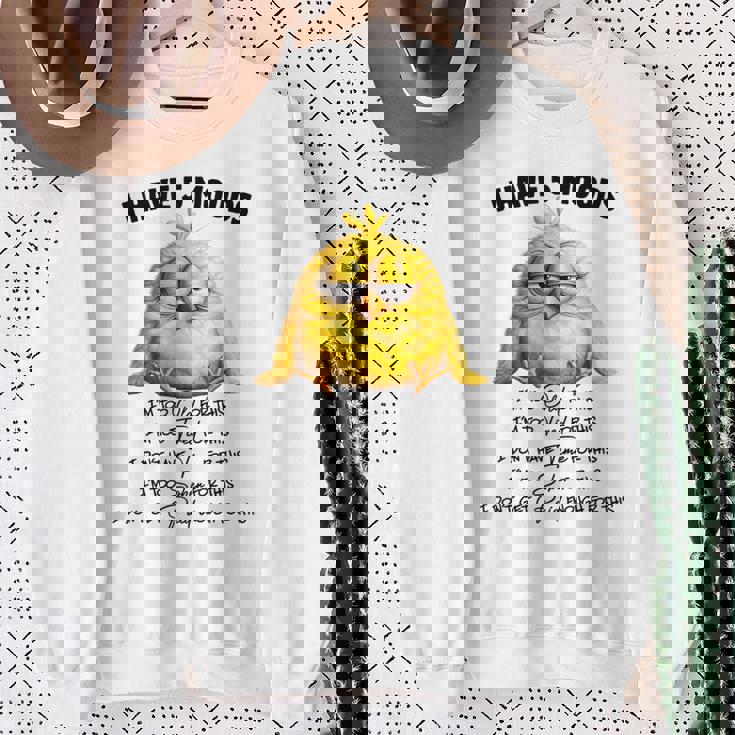 面白いチキンムード、I'm Too Old For This 鳥好きのデザイン。 スウェットシャツ 年配の女性への贈り物