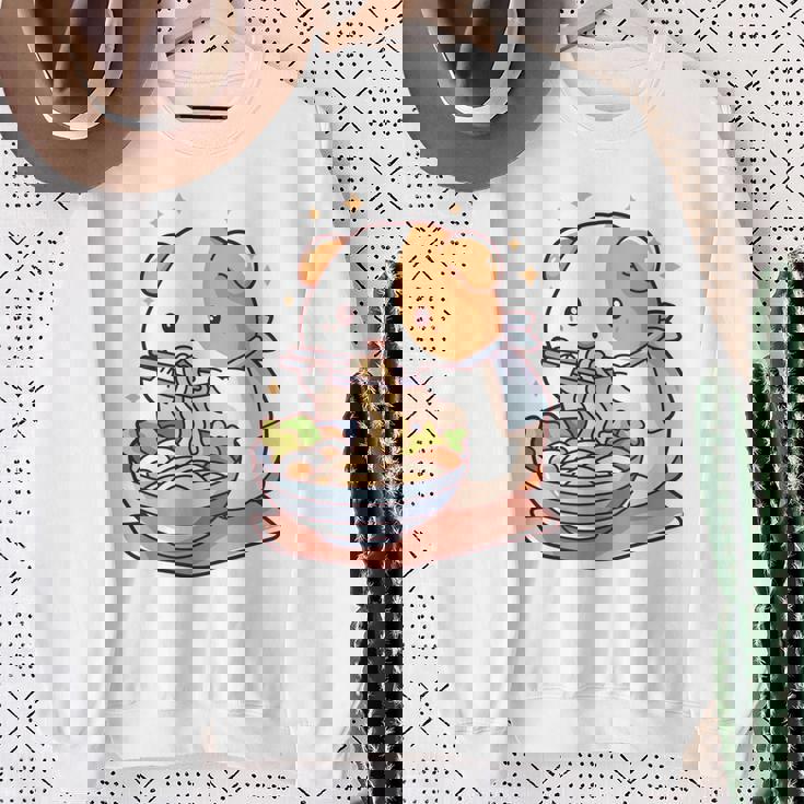面白いモルモット 箸でラーメンを食べる アニメ 長袖tシャツ スウェットシャツ 年配の女性への贈り物