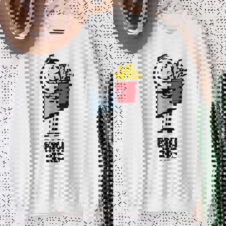 面白い漫画のキャラクターグラフィックが付いたクールでおいしいフライドポテト。 スウェットシャツ 年配の女性への贈り物