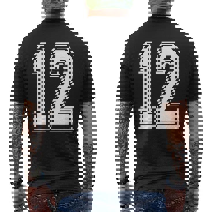 12番の前面と背面にホワイトのプリント。 メンズTシャツ バックプリント