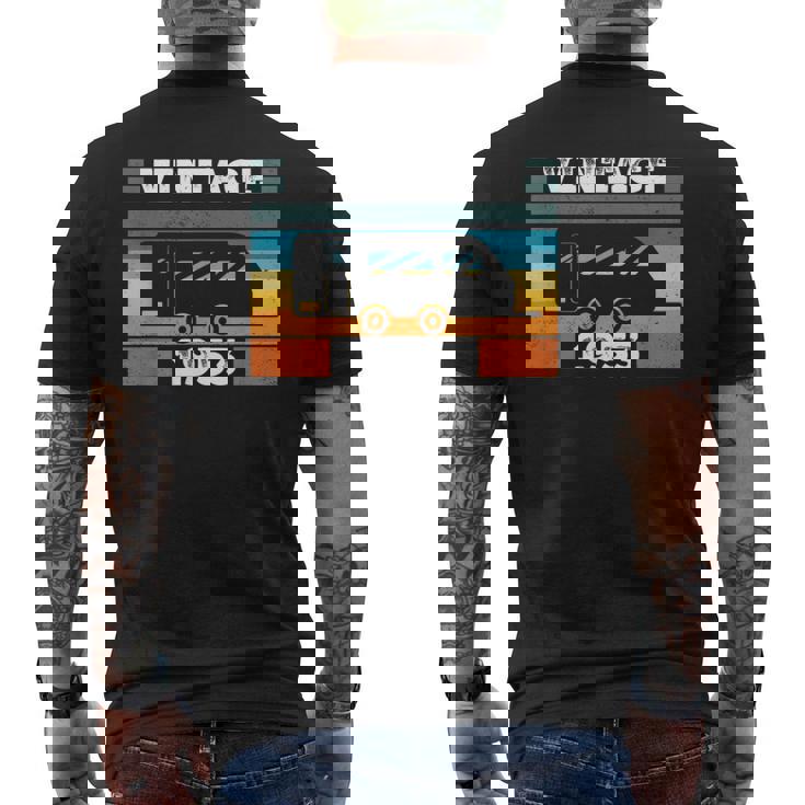 1953 年生まれのキャンピングカー バースデーキャラバン メンズTシャツ バックプリント