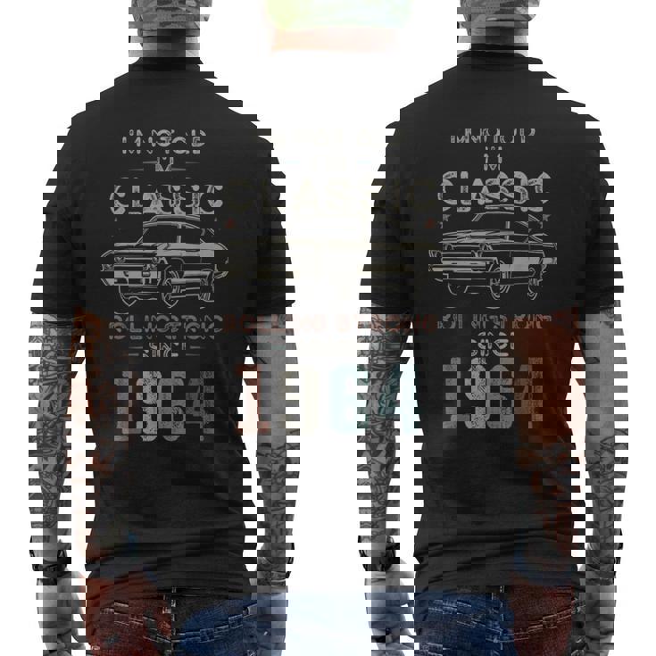1964年生まれ、61歳の誕生日 クラシックカー メンズTシャツ バックプリント