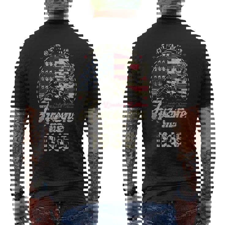 1965 愛国的なイーグル、60歳の誕生日、アメリカ国旗 愛国的 メンズTシャツ バックプリント