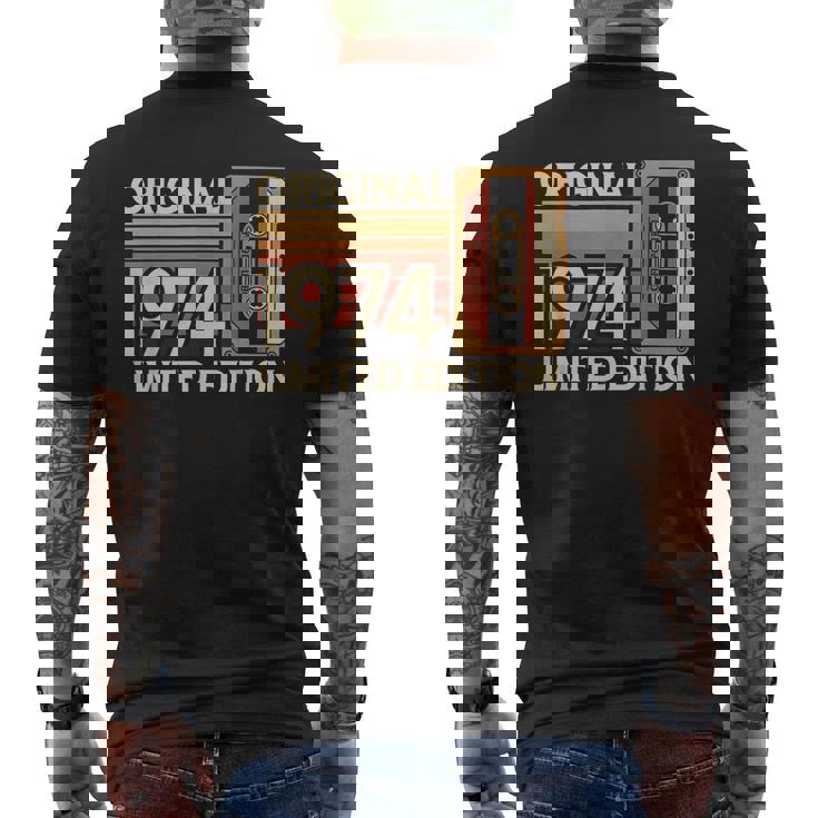 1974 誕生日 カセットテープ ヴィンテージ レトロ 1974 メンズTシャツ バックプリント