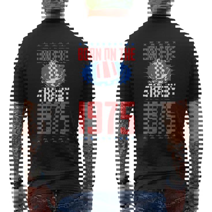 1975年7月4日誕生年アメリカ誕生日パーティーに生まれる メンズTシャツ バックプリント