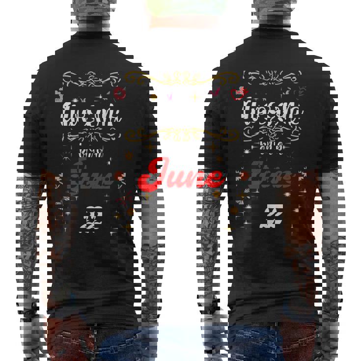 6月22日の誕生日に生まれた素晴らしい花と蝶。 メンズTシャツ バックプリント