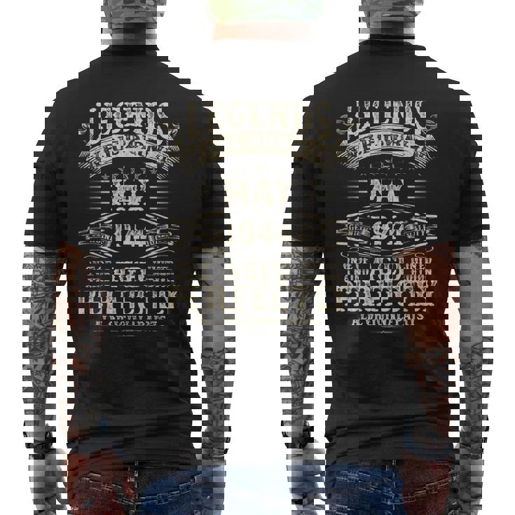 80歳の誕生日ギフト 男性用 面白い 80歳 May 1944 メンズTシャツ バックプリント