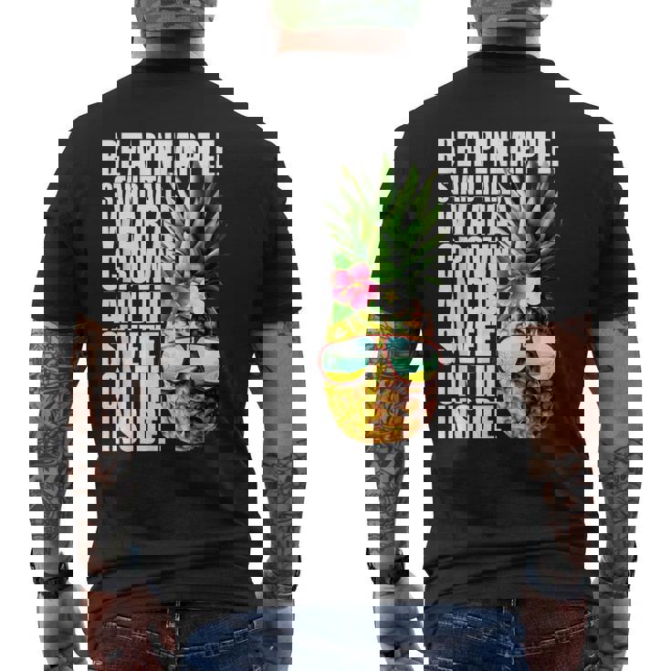 Be A Pineapple Wear A Crownweet Inside アロハ・ハワイパイナップル メンズTシャツ バックプリント