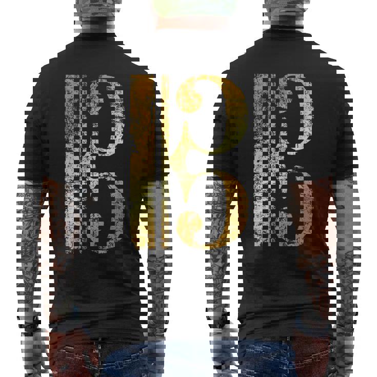 C-音記号 ヴィンテージイエロー ミュージシャンヴィオラ・チェロ。 メンズTシャツ バックプリント