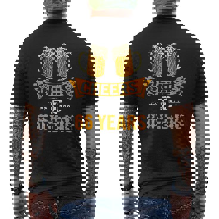 Cheers To 66歳 66歳 誕生日パーティー お祝いギフト メンズTシャツ バックプリント